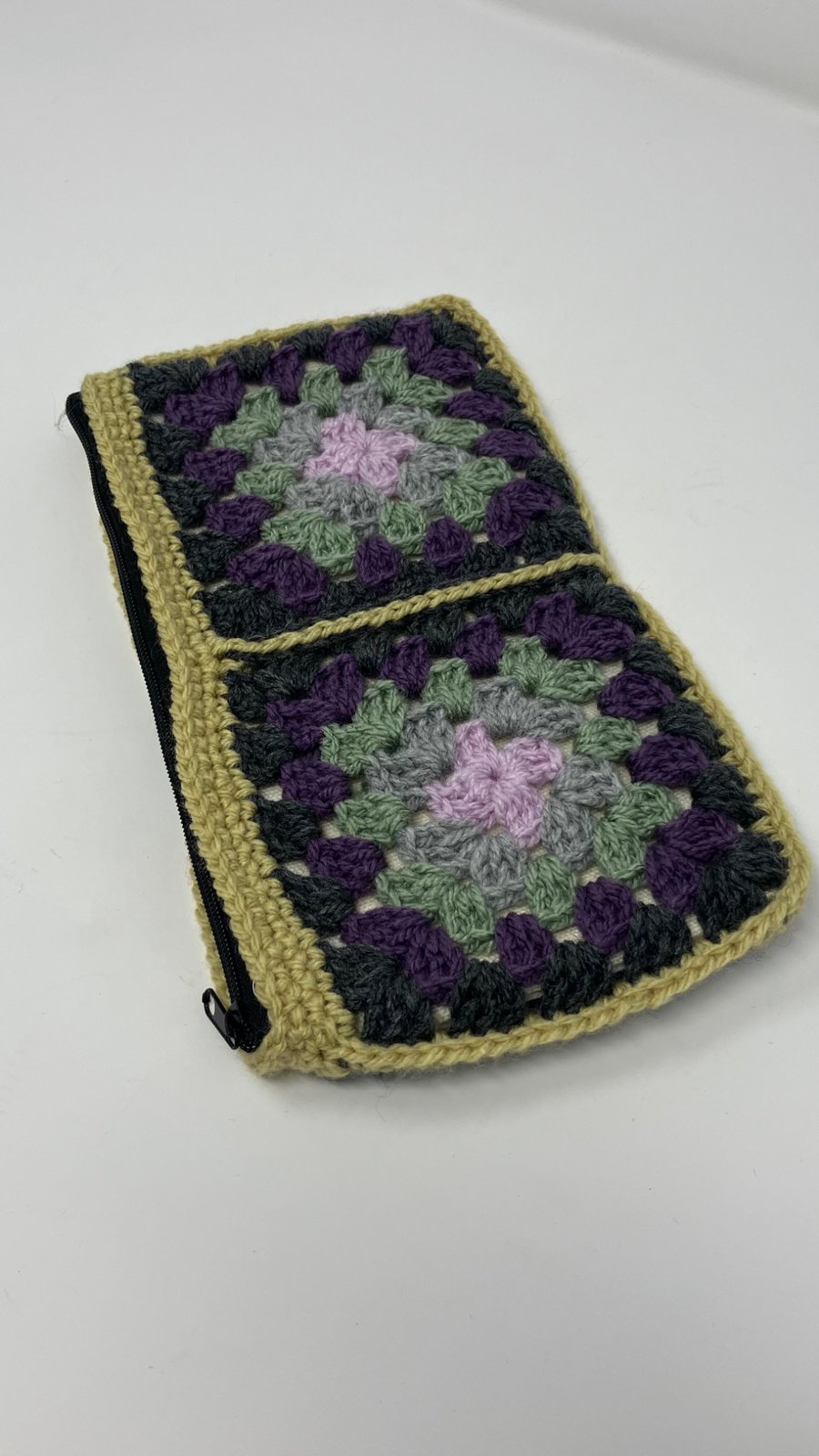 Crochet zip up pouch