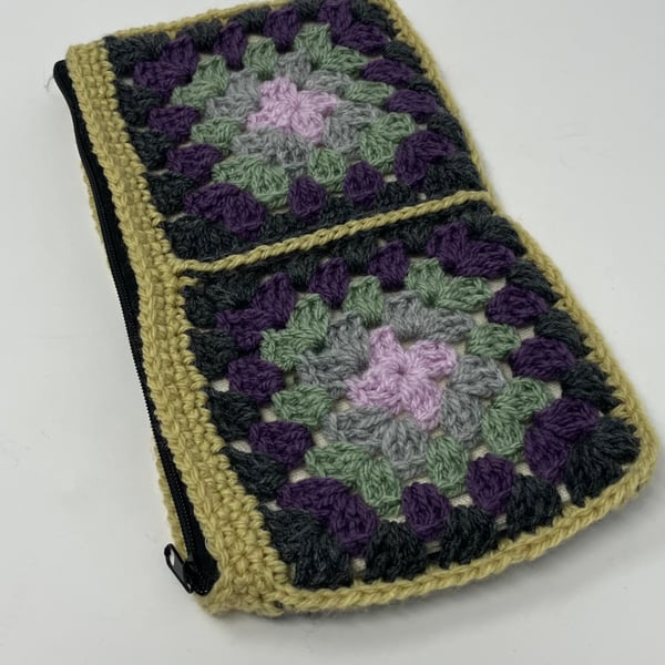 Crochet zip up pouch
