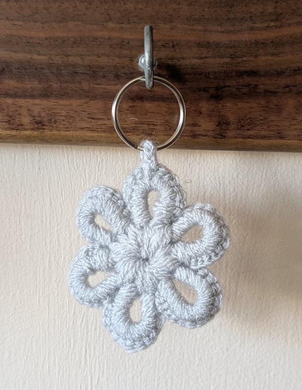 Crochet flower keyring - bagcharm - grey