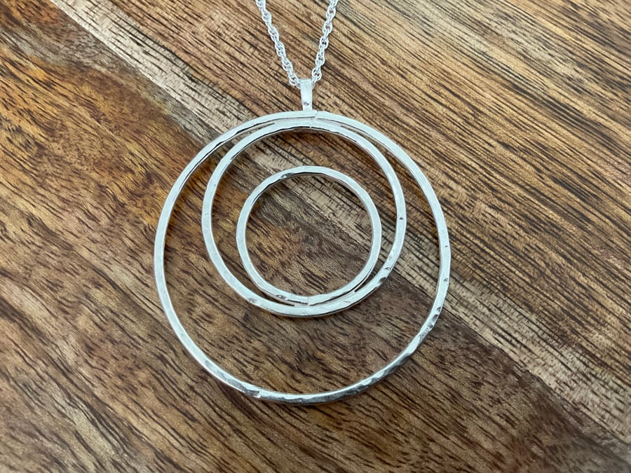 MULTI-CIRCLES PENDANT AND CHAIN