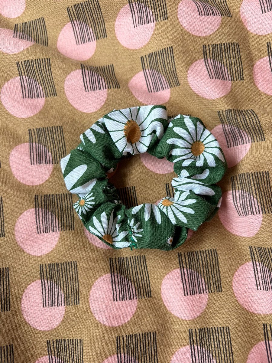 Daisy print scrunchie 