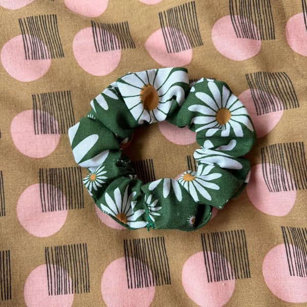 Daisy print scrunchie 