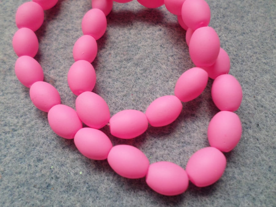 30 x Rubberized Style Glass Beads - 11mm - Oval - Pale Pink 