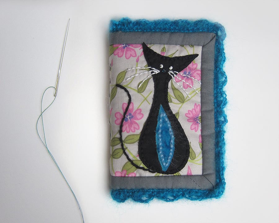 Needle case with appliquéd cat and crochet trim