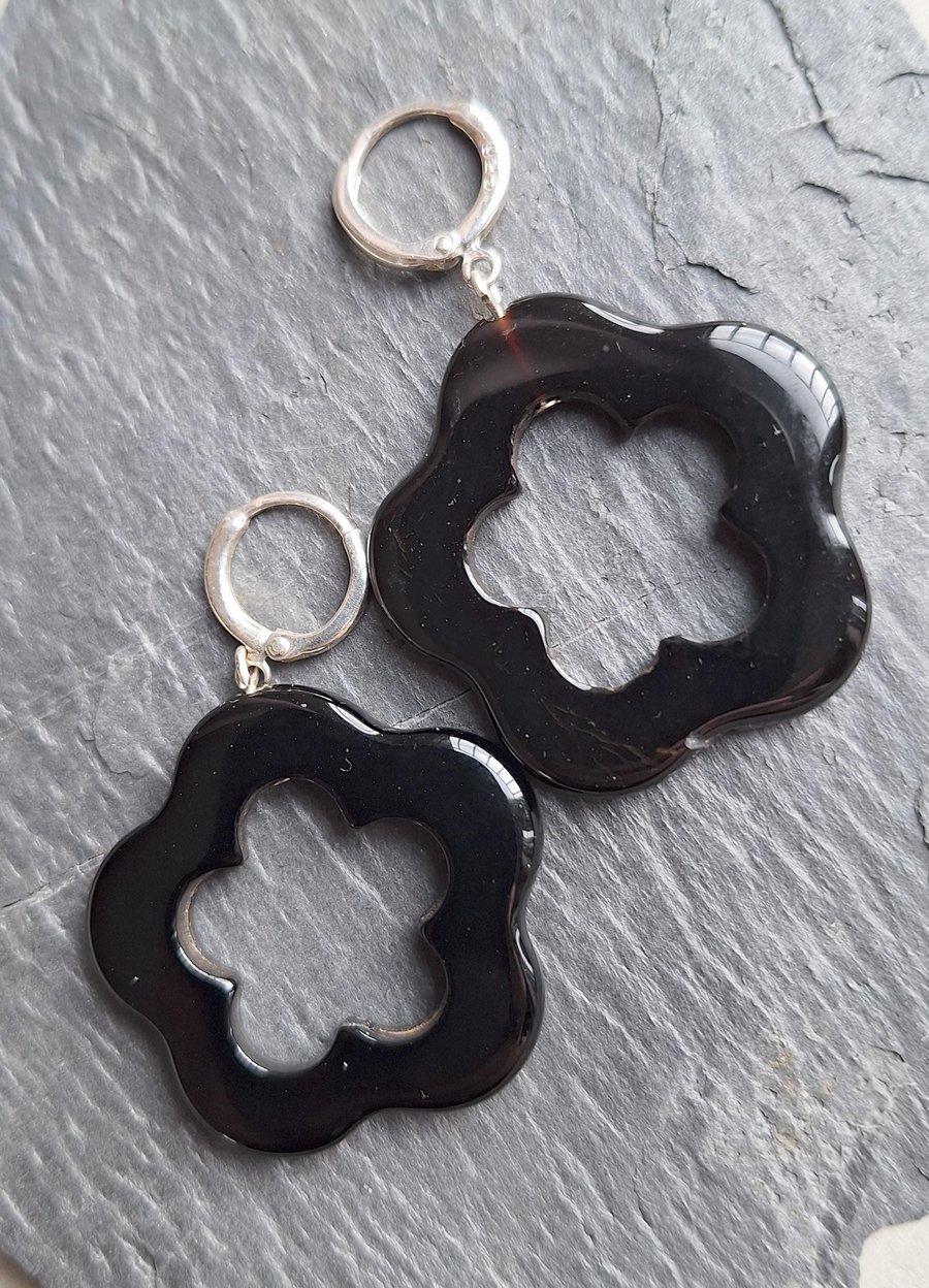 Earrings with onyx flower. Plated metal. Costume jewellery