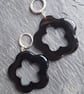 Earrings with onyx flower. Plated metal. Costume jewellery - Image 1