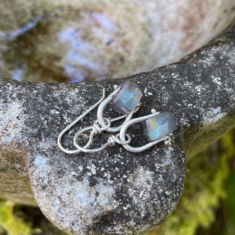 Silver and labradorite small dangle earrings 