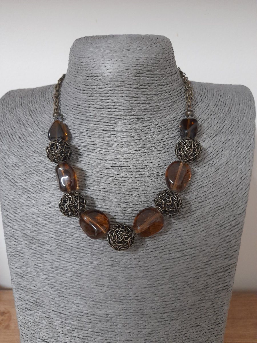 BROWN AND ANTIQUE BRONZE WIRE BALL NECKLACE.