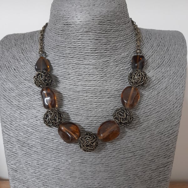 BROWN AND ANTIQUE BRONZE WIRE BALL NECKLACE.