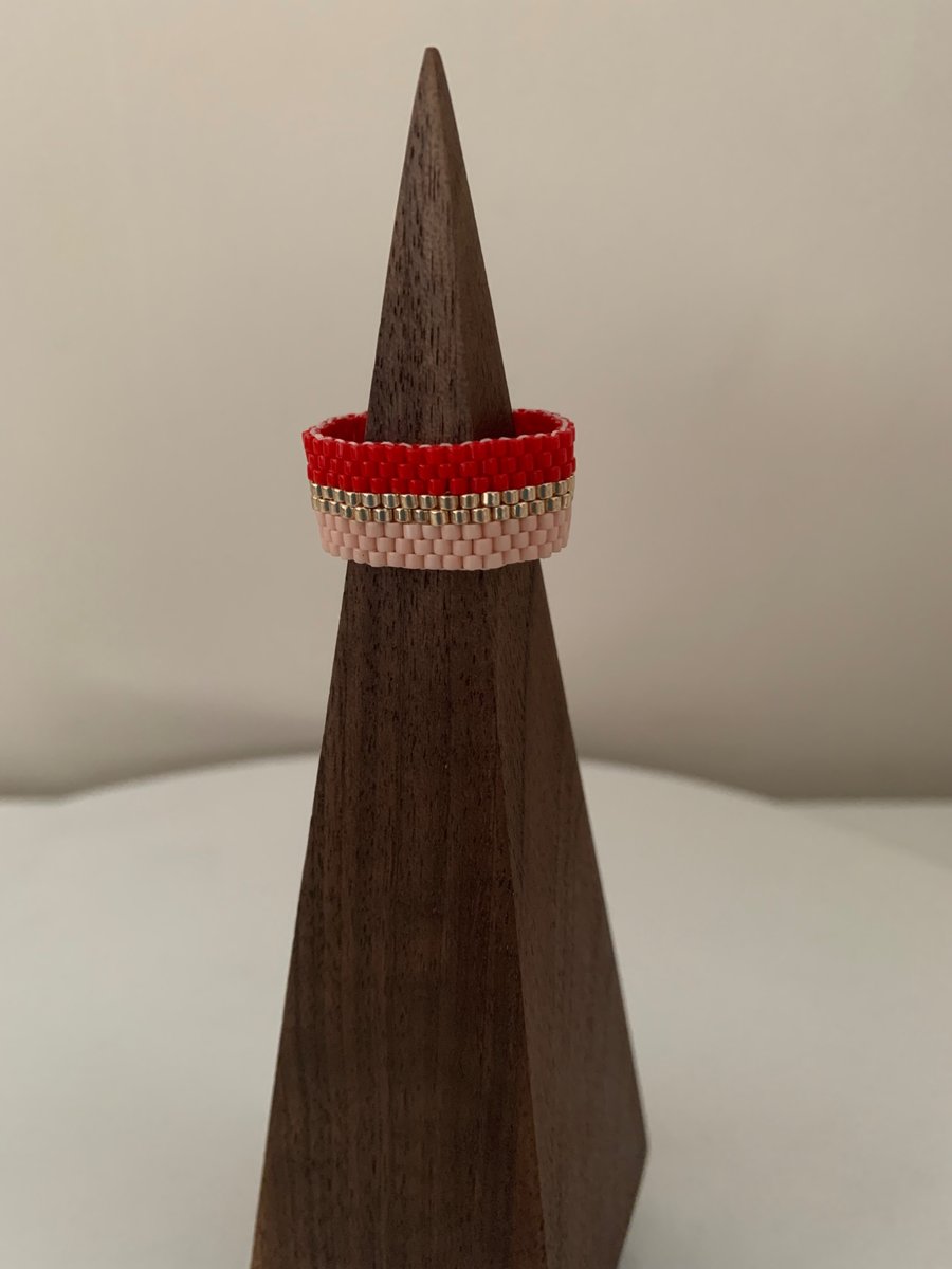 Colourful and luminous beaded ring