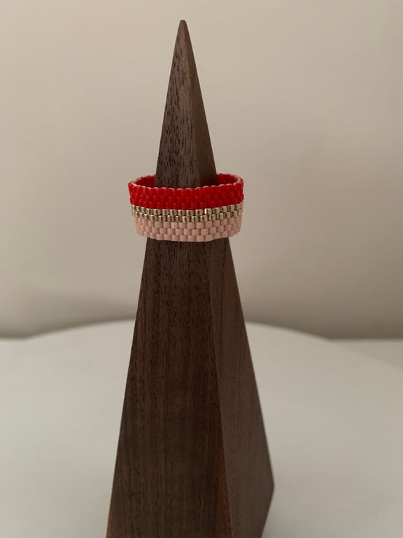 Colourful and luminous beaded ring