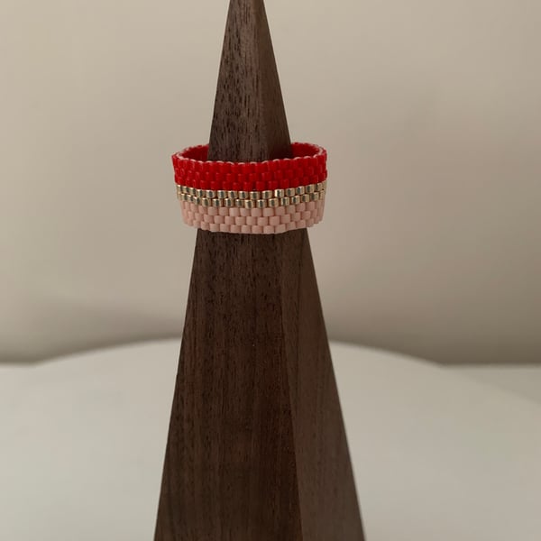 Colourful and luminous beaded ring