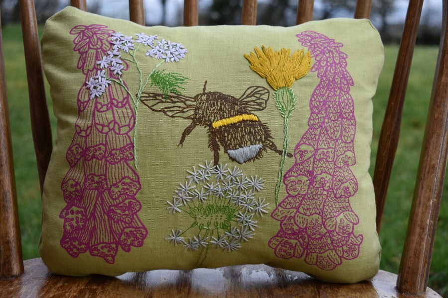 Apple green - Bee and wild flowers - Screen printed cushion 