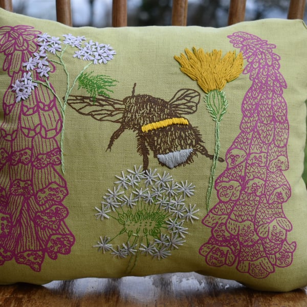 Apple green - Bee and wild flowers - Screen printed cushion 