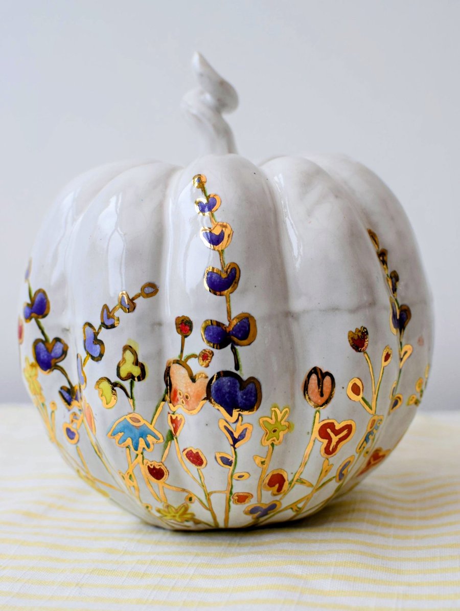 Hand Painted Wildflower Ceramic Pumpkin – Handmade Autumn Decoration with Gold