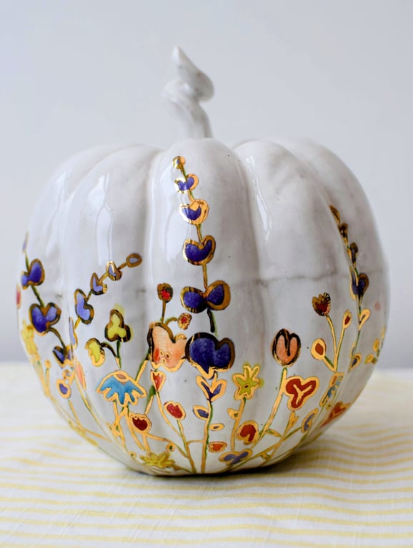 Hand Painted Wildflower Ceramic Pumpkin – Handmade Autumn Decoration with Gold