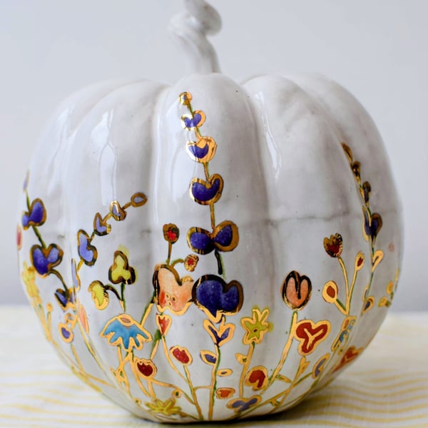 Hand Painted Wildflower Ceramic Pumpkin – Handmade Autumn Decoration with Gold