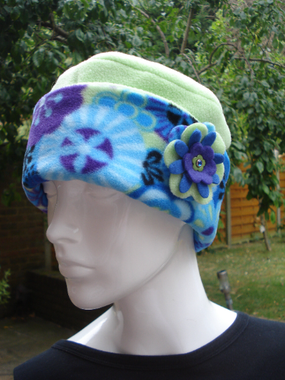 Fleece Reversible Blue And Green Hat With Brooch (R330)
