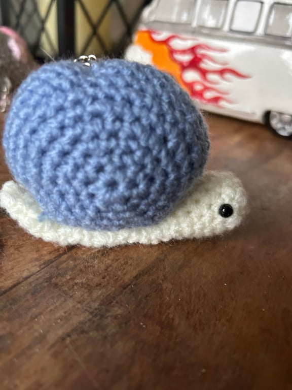 Sammy Snail – blue and white Crocheted Keyring