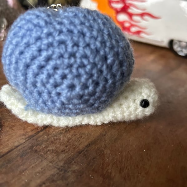 Sammy Snail – blue and white Crocheted Keyring