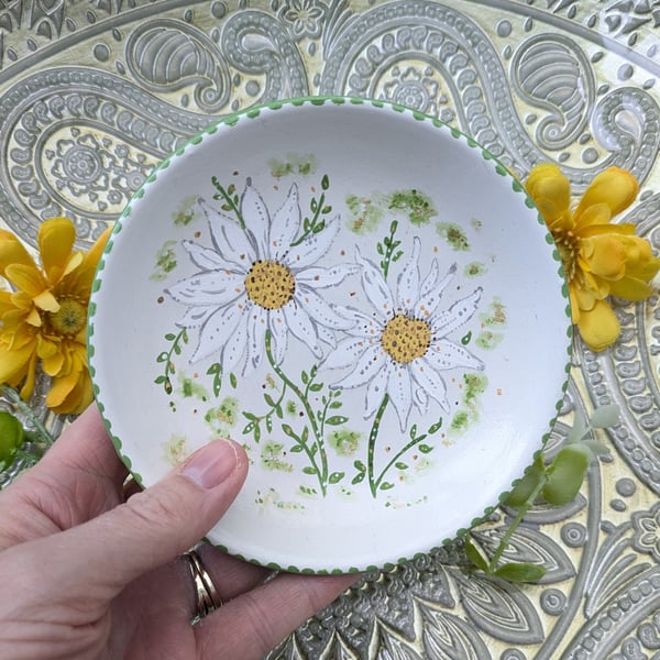 Daisy hand-painted ceramic ring jewellery dish
