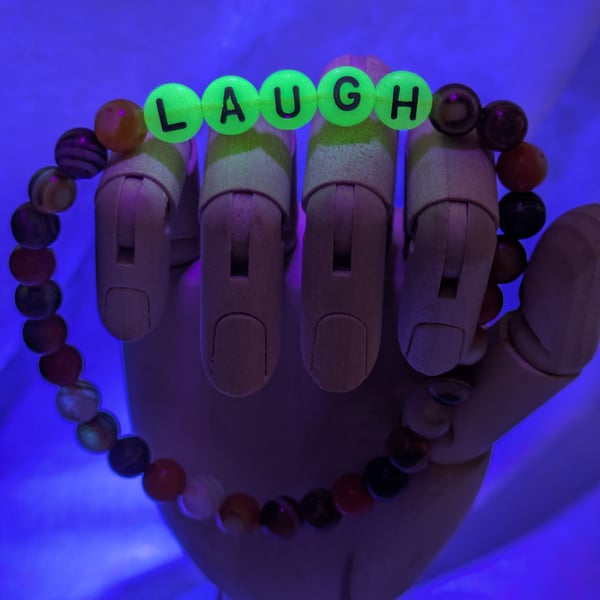 Glow in the dark letter bead bracelet 'LAUGH'