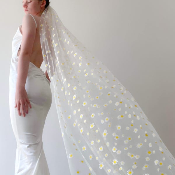 Daisy Wedding Veil, Floral Bridal Veil, Garden Wedding, Custom Wedding Veils