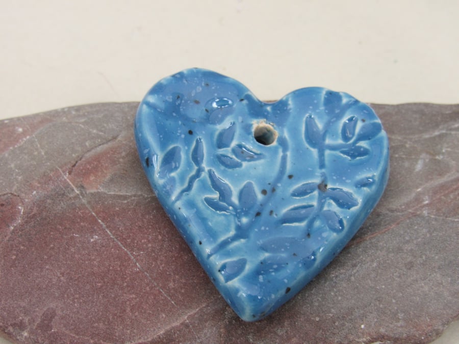 Medium Cornflower Blue Leaf Texture Heart Shaped Ceramic Pendant