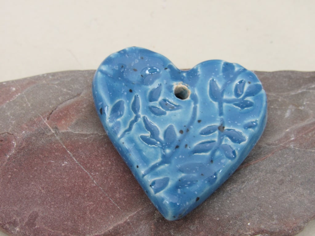 Medium Cornflower Blue Leaf Texture Heart Shaped Ceramic Pendant
