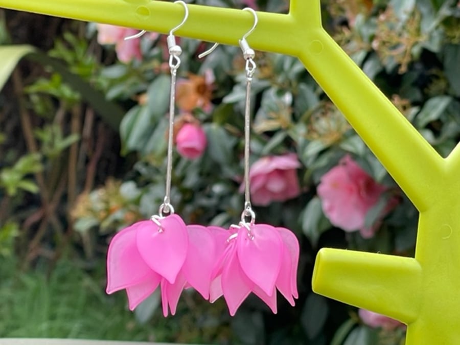 LUCITE LEAF EARRINGS floral flowers spring hot pink kawaii cool