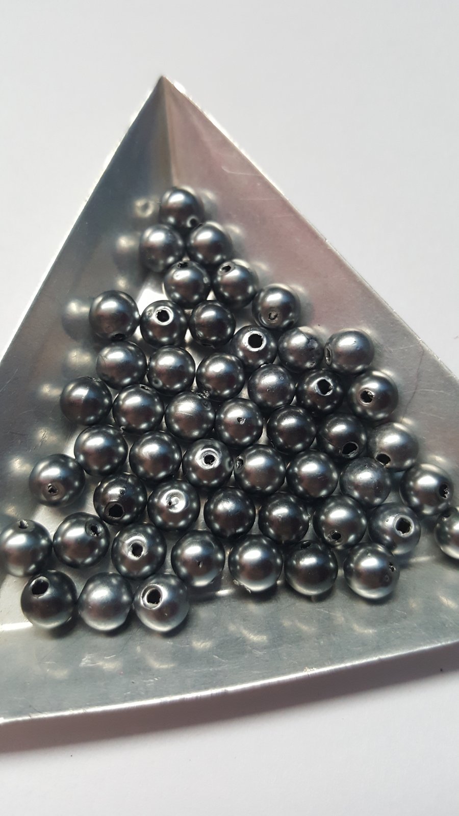 50 x Acrylic Pearl Beads - Round - 6mm - Silvers 
