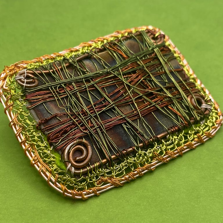 Striation wire brooch