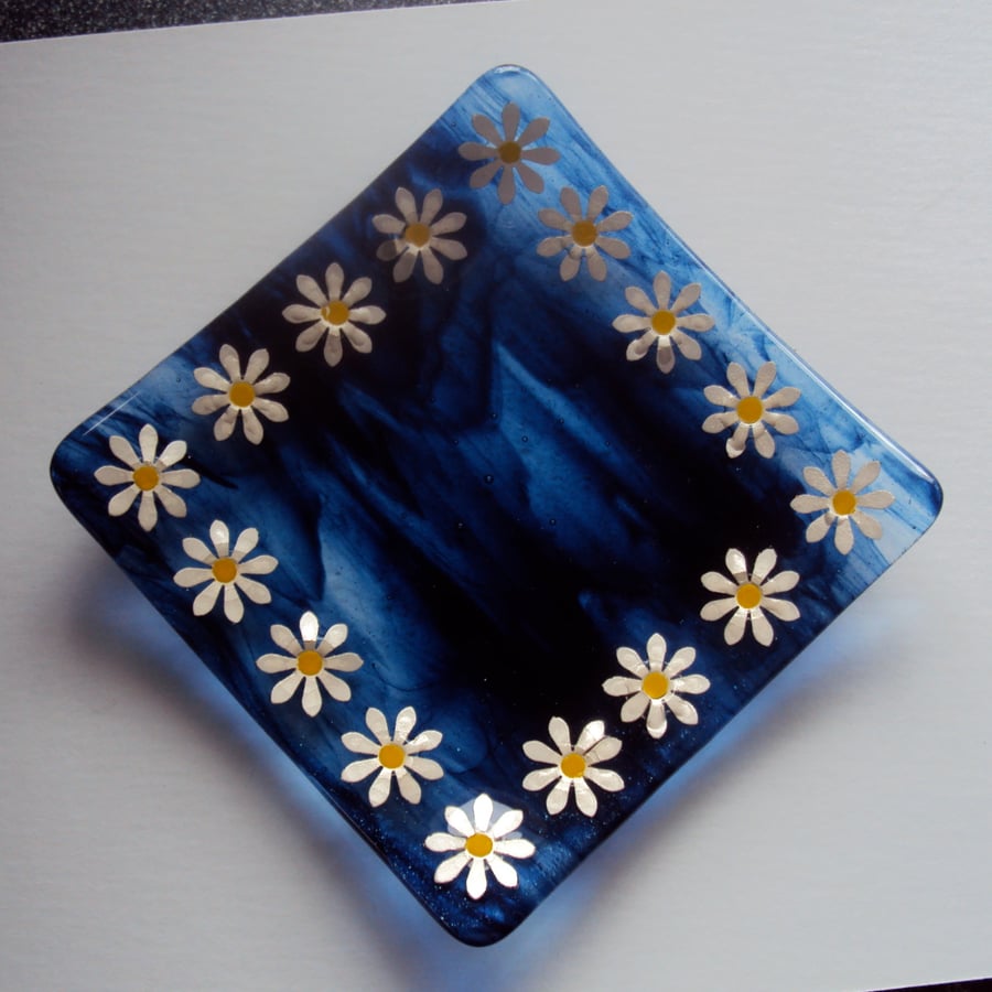 A plate of daisies