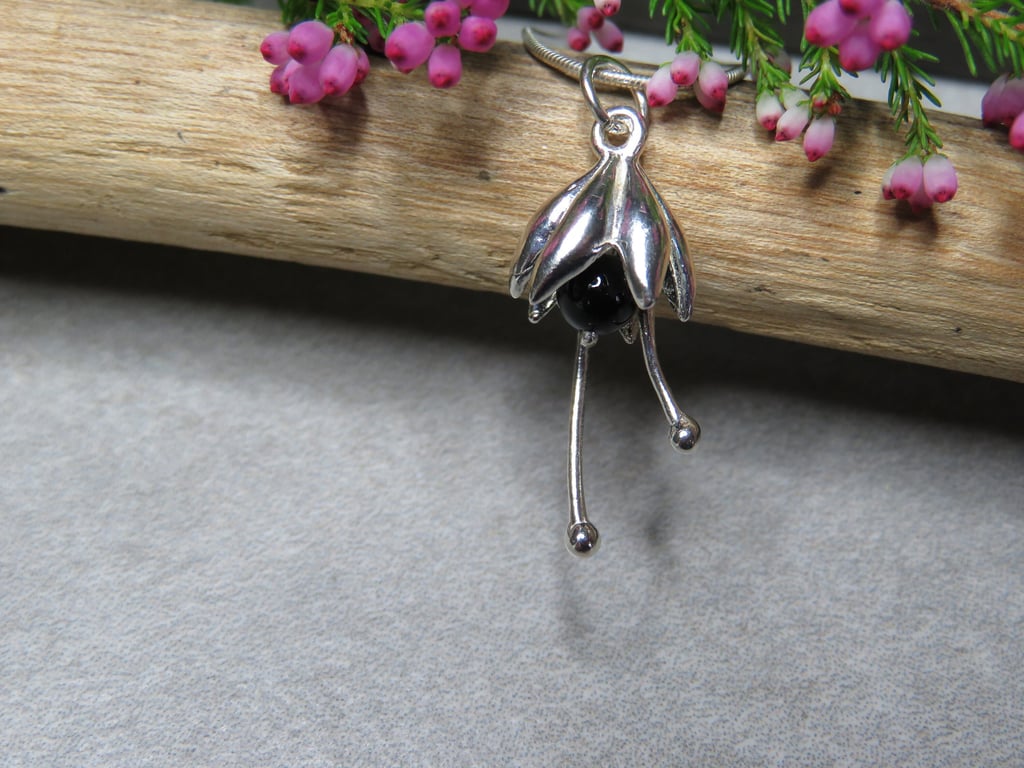 Black Onyx Sterling Silver Flower Pendant Necklace - Free UK P&P