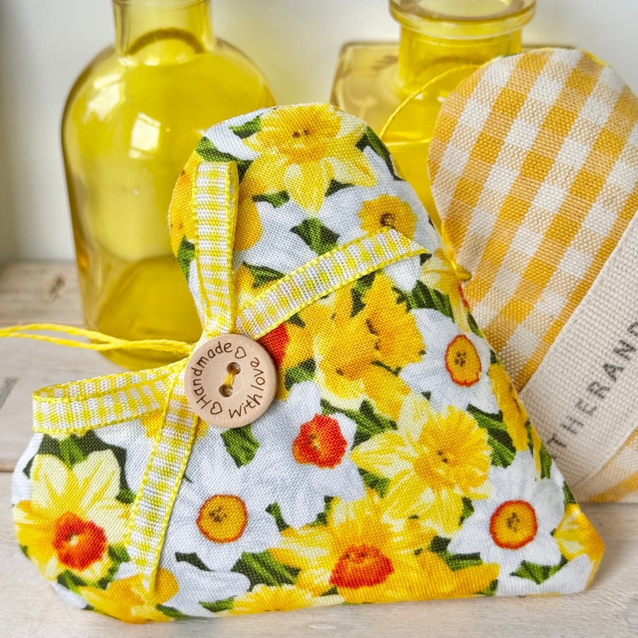 SALE - DAFFODIL HEART - yellow gingham