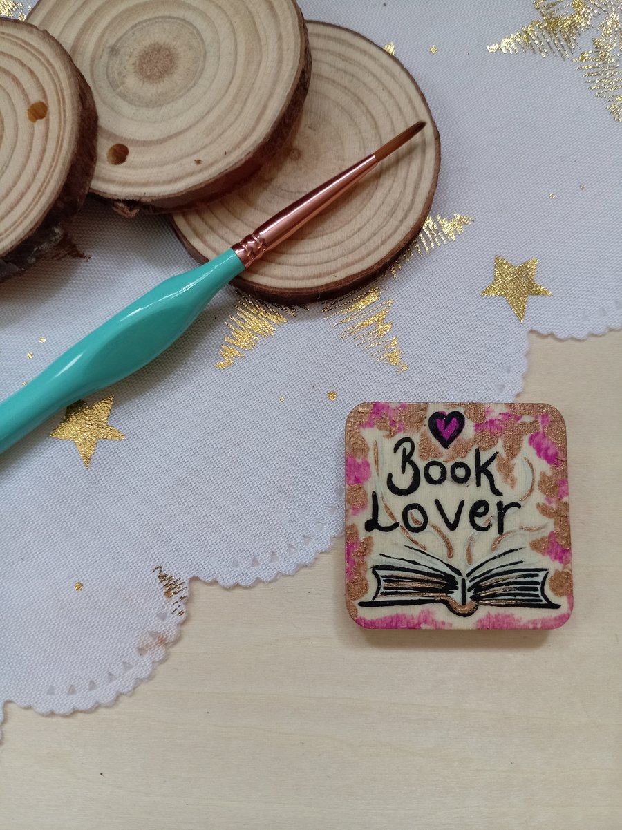 Wooden square shaped bookish fridge magnet 