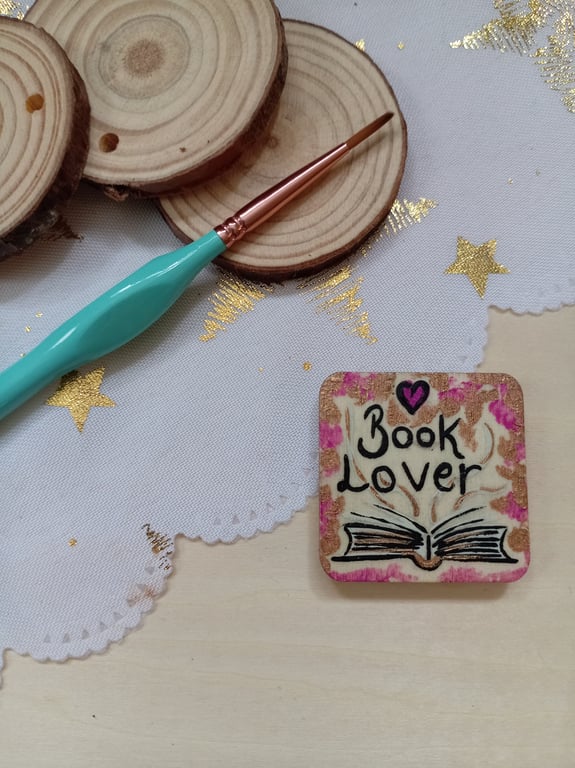 Wooden square shaped bookish fridge magnet 