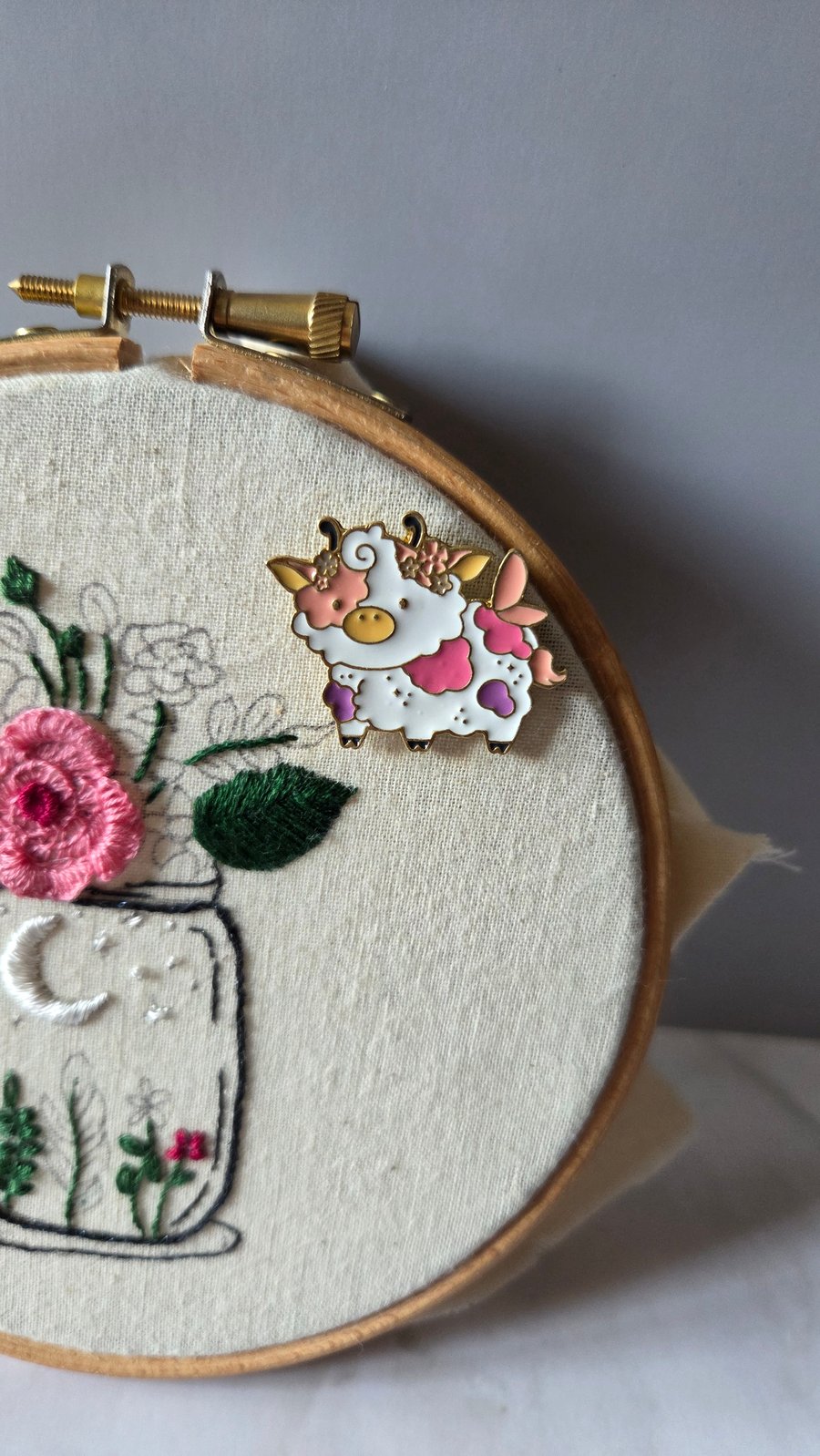 Floral cow needle minder
