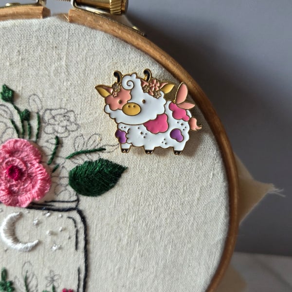 Floral cow needle minder