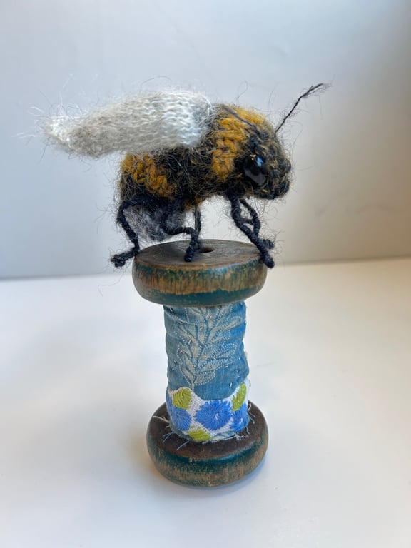 Bobbinbee - Knitted Bee on a vintage wooden bobbin