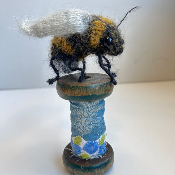 Bobbinbee - Knitted Bee on a vintage wooden bobbin