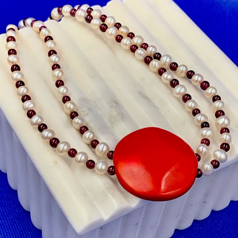 Double strand of pearls and garnets with vintage bakelite
