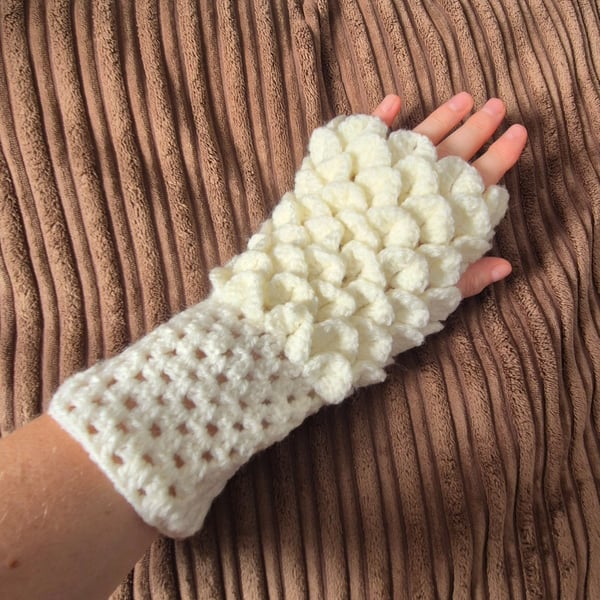 One size Dragonscale Fingerless gloves 