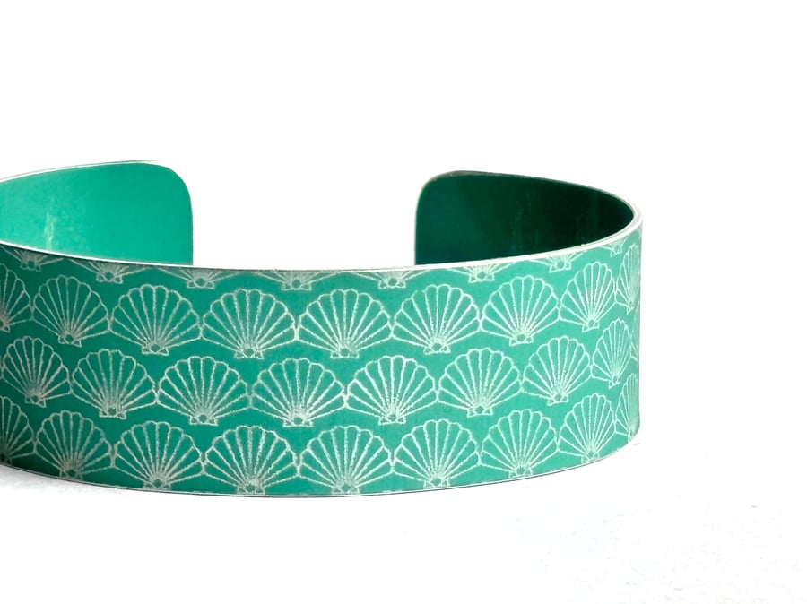 Geometric shell pattern cuff bracelet mint