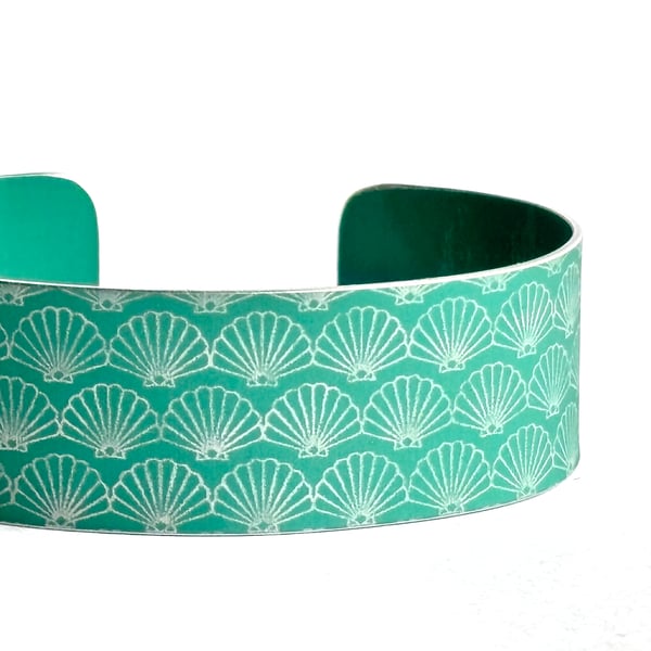 Geometric shell pattern cuff bracelet mint