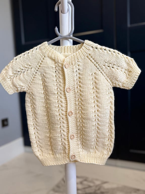 Hand-Knitted Baby Short Sleeve Vest with Eyelet & Cable Pattern – Cream(12-18m)