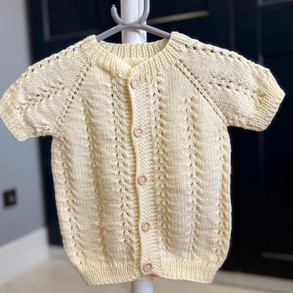 Hand-Knitted Baby Short Sleeve Vest with Eyelet & Cable Pattern – Cream(12-18m)