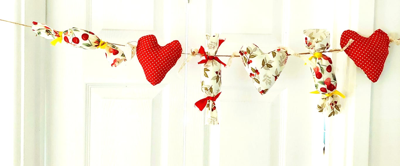 Fabric Garland: Hearts and candies
