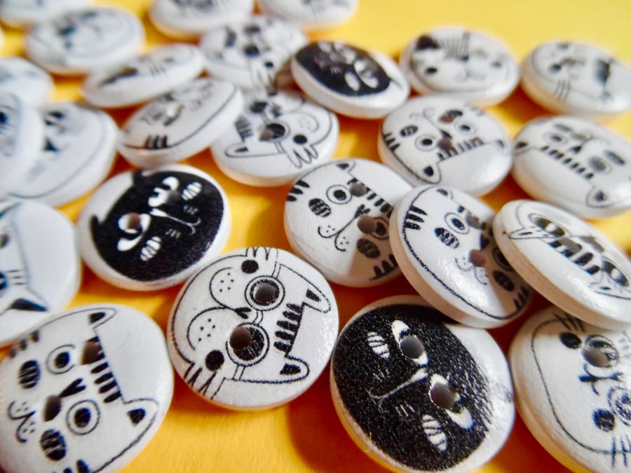 10 x Monochrome Comic Cat Face  Wood Patterned Buttons  2 holes 14mm