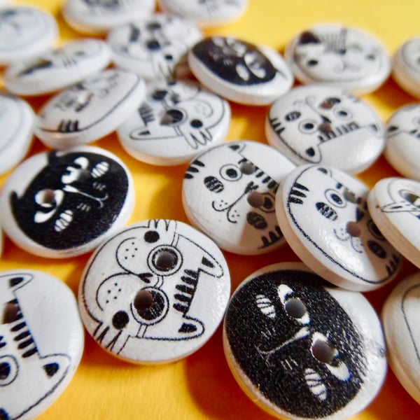 10 x Monochrome Comic Cat Face  Wood Patterned Buttons  2 holes 14mm